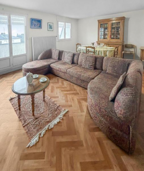 Lumineux et bien situé avec balcon & parking privé